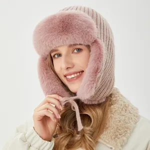 Détail de bonnet ushanka rose d'hiver montrant des rabats en peluche et texture douce.