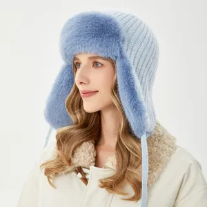 Vue détaillée de la chapka en peluche d'hiver, texture tricotée douce et doublure chaude.
