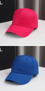 Vista dettagliata di cappellini da baseball tinta unita in magenta vivace e blu royal, cotone puro.