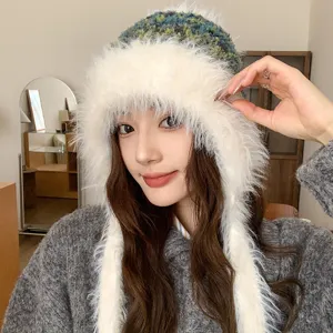 Vista detallada del gorro ushanka de invierno esponjoso con orejeras y suave piel sintética.