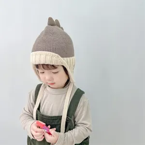 Carino berretto in maglia per neonati con aculei di dinosauro e paraorecchie, caldo.