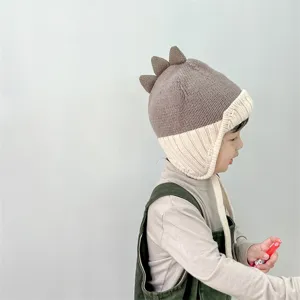 Simpatico cappello lavorato a maglia per neonati con paraorecchie marrone beige caldo.