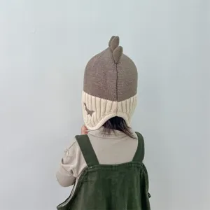 Simpatico cappello lavorato a maglia con dinosauro e paraorecchie per neonato, caldo e morbido.