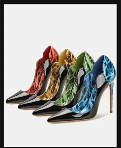Escarpins hauts talons aiguilles vernis 12cm avec détails de motifs éclair vibrants.
