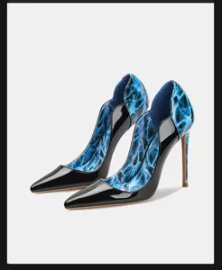 Escarpins noirs en cuir verni avec doublure éclair bleue, chaussures de soirée à talon aiguille.