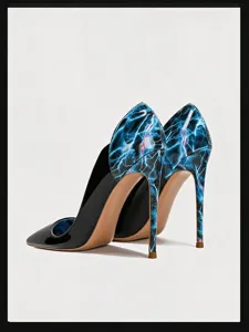 Détail de talons hauts stilettos en cuir verni noir avec imprimé éclair bleu au contrefort.