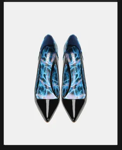 Gros plan détaillé de talons hauts stilettos en cuir vernis noir avec semelle intérieure éclair.