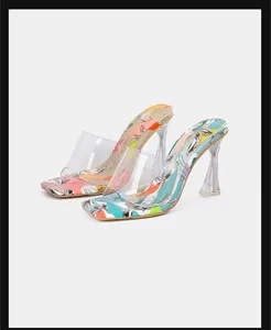 Transparente PVC-Riemen Pantoletten mit quadratischer Zehenpartie und bunt bedruckter Sohle.