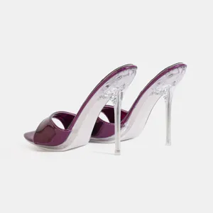 Vue détaillée de mules à talons hauts stiletto en patent violet avec talons transparents.