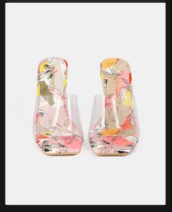 Transparente Pantoletten mit Absatz, quadratische Zehenpartie, bunte Sohlen, Sommerschuhe.