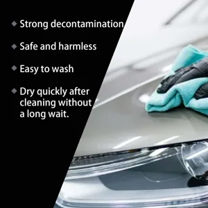 Vue détaillée de la microfibre nettoyant la surface de la voiture pendant l'entretien.