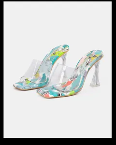 Transparente High Heels mit buntem abstrakten Sohlendruck und offener Karree-Fußspitze.