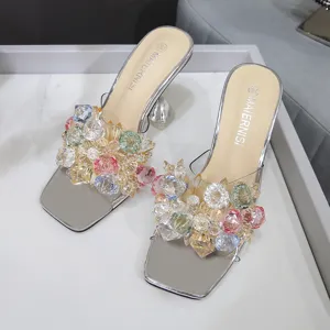 Talons hauts transparents en cristal élégants avec des strass brillants pour femmes.