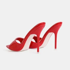 Dettaglio tacco spillo in pelle verniciata rossa, elegante design aperto per sandali.