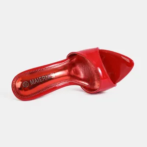 Scarpa sabot tacco alto punta aperta vernice rossa dettaglio primo piano elegante moda