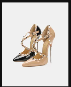 Elegants escarpins a talons hauts et bout pointu avec lanieres cloutees chic.