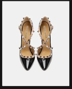 Escarpins noirs vernis à talons hauts et clous, vue détaillée de chaussures élégantes.