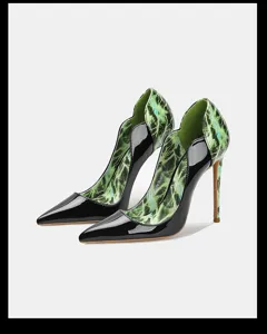 Escarpins stilettos 12cm en cuir verni noir avec doublure éclair verte marquante pour soirées.