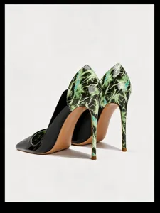 Détail escarpins talons aiguilles, escarpins cuir vernis bout pointu imprimé éclair.