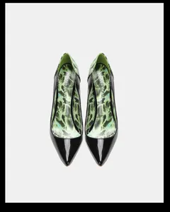 Escarpins noirs en cuir vernis à bout pointu, talons aiguilles 12cm et doublure imprimée.