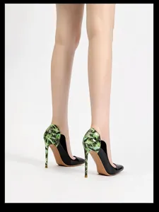Détail talons aiguilles, chaussures de soirée vernis pointues élégantes pour femmes.