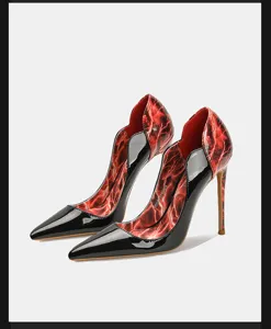 Vue de détail des escarpins à talons aiguilles en cuir verni 12cm avec doublure éclair rouge.