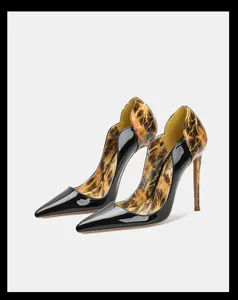Escarpins noirs en cuir vernis avec bout pointu, talon aiguille et doublure imprimee.
