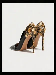 Vue détaillée des escarpins à talons aiguilles en cuir vernis de 12cm avec imprimé éclair.
