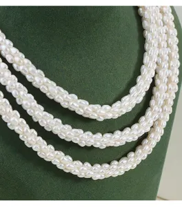 Elegante mehrsträngige natürliche Süßwasser Reiskette, Vintage handgemachter Luxusstil.