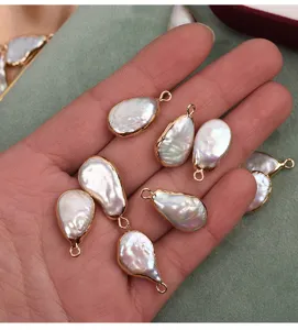 Primer plano de colgantes de perlas barrocas naturales con bordes dorados para joyería DIY.