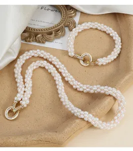 Detailansicht des mehrsträngigen Süßwasserperlen Halsketten- und Armband-Sets mit Kristallschließe.