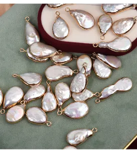 Colgantes de perlas barrocas naturales en gota con bordes dorados para joyería de bricolaje.