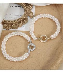 Elegantes mehrsträngiges Süßwasser-Reisperlenarmband mit funkelndem Strass-Kreisverschluss.