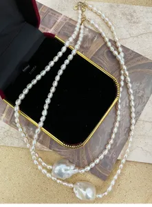 Detailansicht der handgefertigten Naturperlen Barockkette mit unregelmäßigen Perlen.