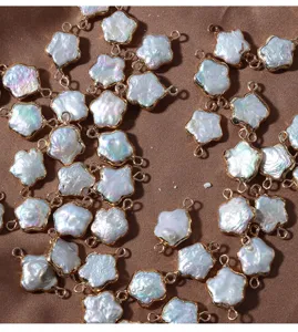 Détail de pendentifs de perles d'eau douce naturelles, bord en cuivre accessoire DIY.