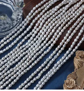 Detailaufnahme von 3-3.5mm Süßwasserperlen, schöne Reiskornperlen Stränge für DIY Schmuck.