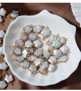 Vue détaillée de perles d'eau douce naturelles 12-13mm fleur double anneau breloques DIY pièces.