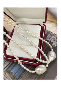 Nahaufnahme Detail der natürlichen Süßwasser Perlen Halskette, unregelmäßige Perlen, Schmuck.
