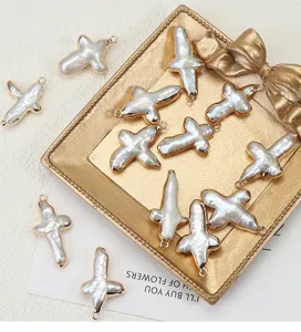 Barock Kreuz Perle Anhänger goldverziert Süßwasserperle für DIY Schmuck Detailansicht