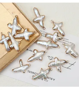 Detailansicht von kreuzförmigen Barock-Süßwasserperlen vergoldeten DIY-Anhänger Schmuck.