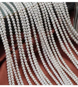 Dettagli in primo piano di fili di perle d'acqua dolce naturali 3.5-4mm per collana DIY.