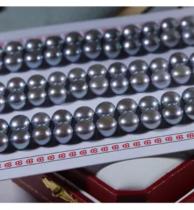 Primo piano di cabochon di perle grigie semiforate 4A, 8-8.5mm materiale fai-da-te.