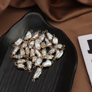 Natürliche barocke Süßwasserperle vergoldet mit doppelten Ösen für DIY Schmuck.