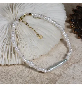 Detailaufnahme des barocken Natur-Süßwasserperlenarmbands mit Stabperle und feiner Goldkette.