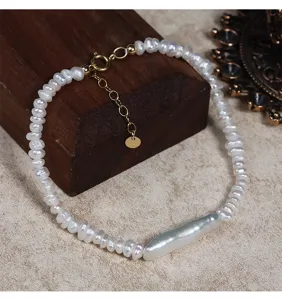 Handgemachte Barock Süßwasserperlen Armband mit 14k vergoldetem Verschluss und feinen Details.