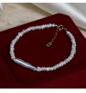 Handgemachtes Barock Süßwasserperlen Armband mit vergoldeter Kette und schönem Design.