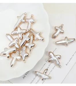 Barocke Süßwasserperle Kreuz Anhänger vergoldeter Rand für DIY Schmuckherstellung Charms.