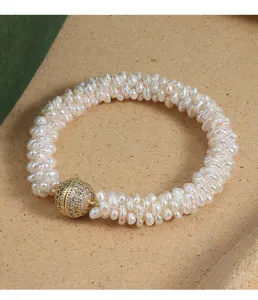 Elegantes mehrsträngiges Süßwasserperlen Armband mit goldenem Magnetverschluss und Strasskugel.