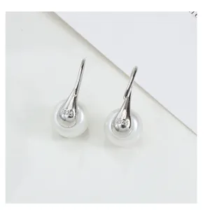 Elegante S925 Sterlingsilber weiße Perle Hängeohrringe für Damen, klassisches Design.