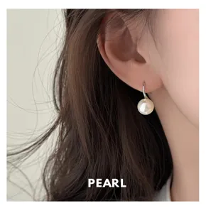 Klassische silberne Süßwasserperlen Ohrringe minimalistischer eleganter Damenschmuck